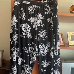 Susan Graver 2X flowery Capri pants